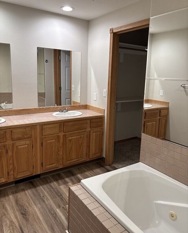 Building Photo - 3Bd/2Ba Single Story House - Available to View!