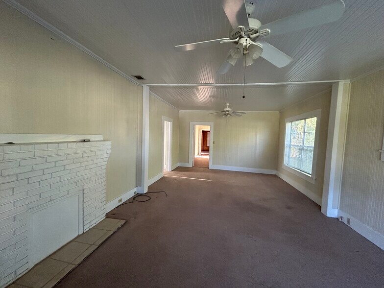 Building Photo - 409 E Barnard St