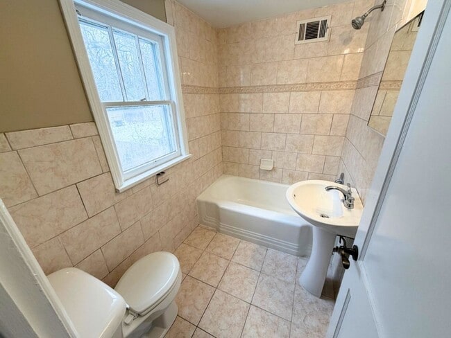 Building Photo - VIDEO WALK THROUGH Two Bedroom Home in an Excellent Neighborhood