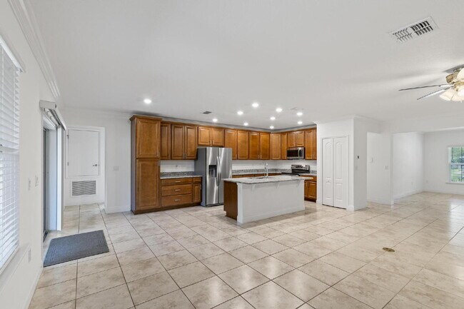 Building Photo - CLOSE TO EVERYTHING!