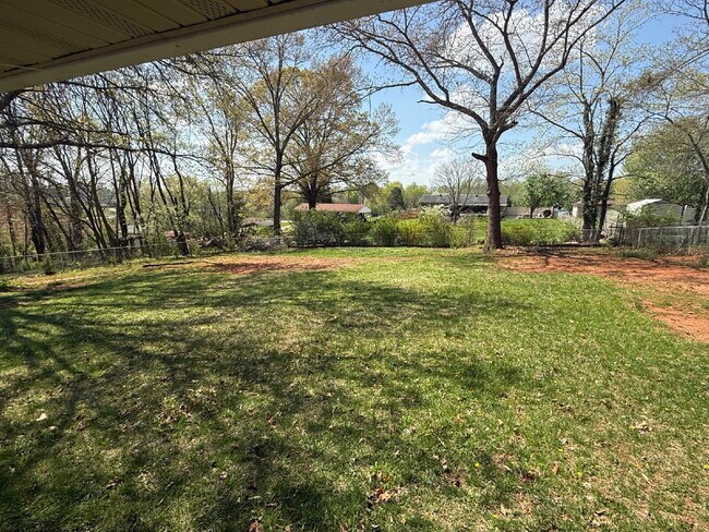 Building Photo - Furnished Home in Madison Heights available through October 31, 2026.