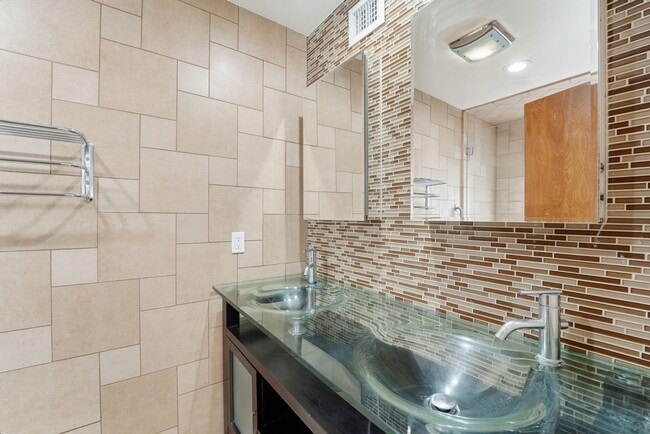 Building Photo - Welcome to this beautiful 5-bedroom, 3-bathroom home in Tempe Arizona!