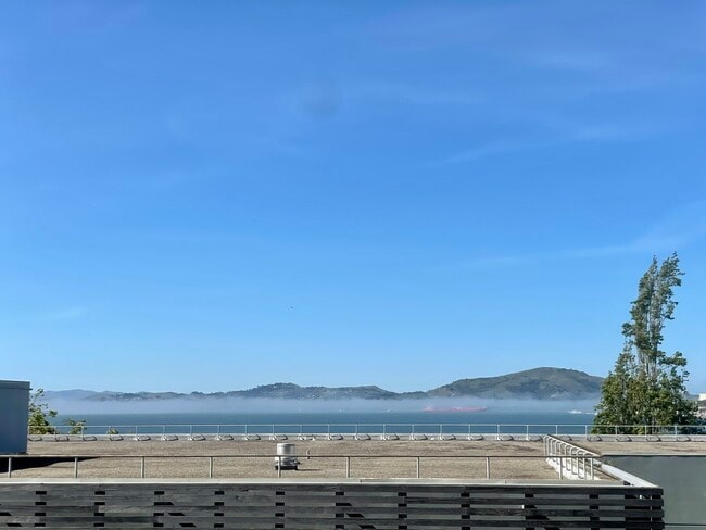 Building Photo - 1050 N Point St