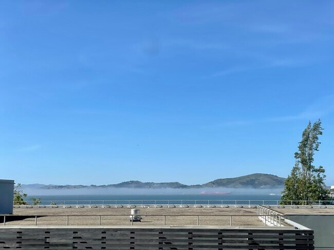 Building Photo - 1050 North Point St