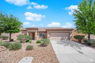 Building Photo - Huge 2 bedroom, 2 bath house with a Den on...