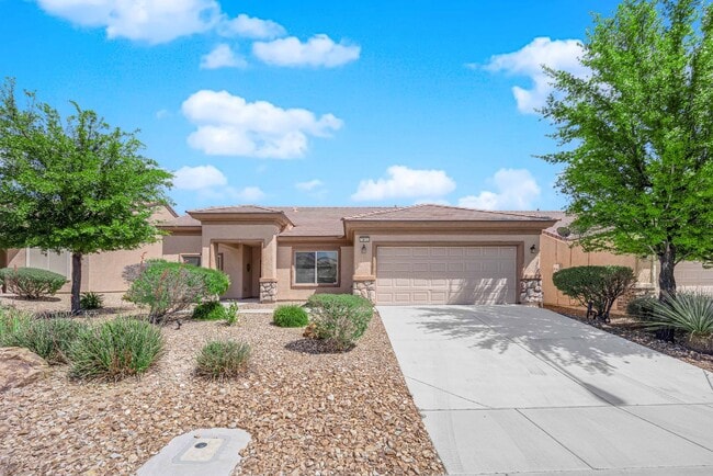Primary Photo - Huge 2 bedroom, 2 bath house with a Den on...