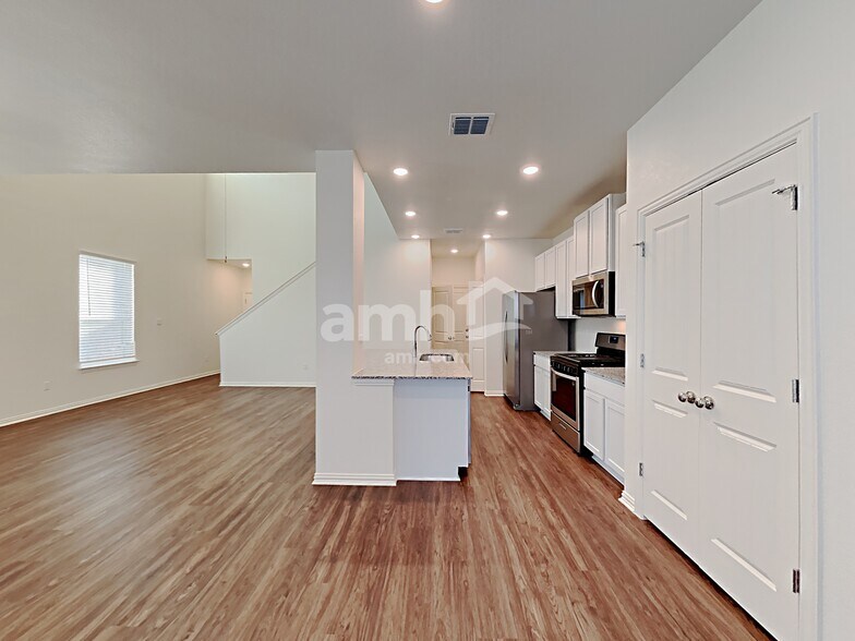 Building Photo - 2710 Lillybrook Ln