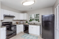 2BR, 1.5BA/ 945 SF Black Appliance Granite Counters - Hillcrest Park