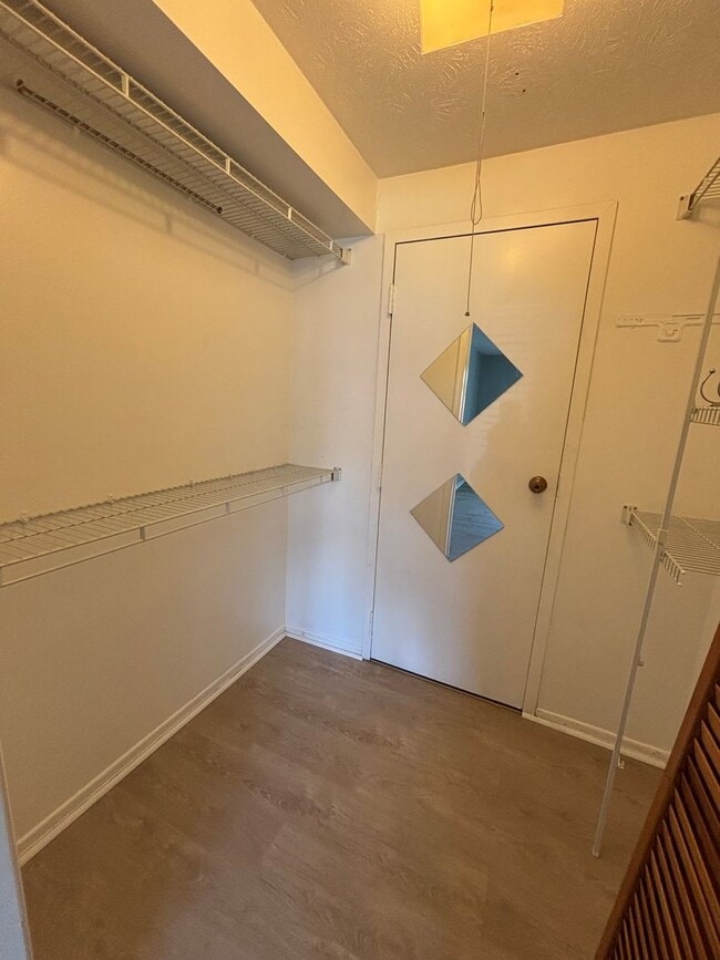 Building Photo - 2 Bedroom Condo in Hunting Ridge