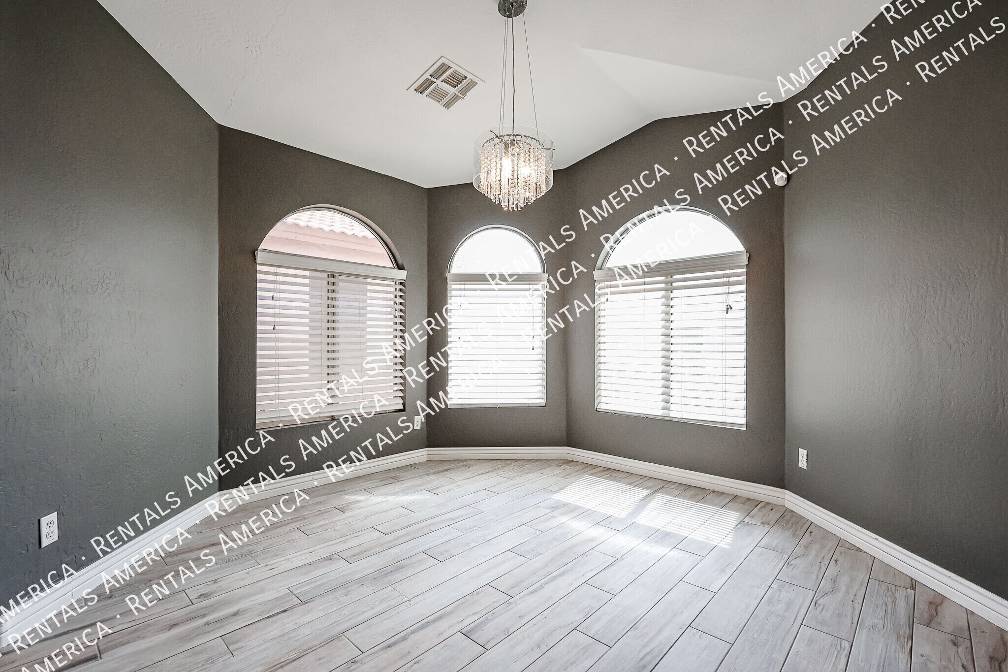 Building Photo - 4524 E Glenhaven Dr