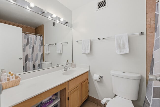 Building Photo - 200 N Dearborn St