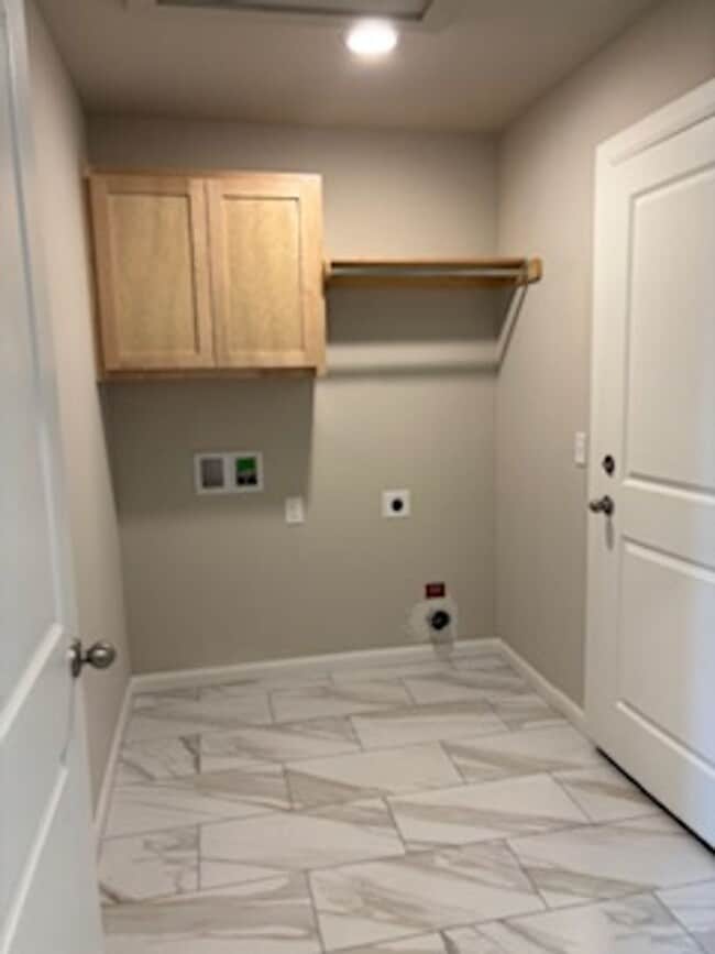 Building Photo - Charming Home! First Month Free!