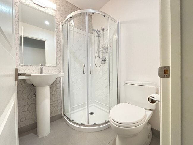 Building Photo - Beautiful 2 Bedroom 2 Bath Condo