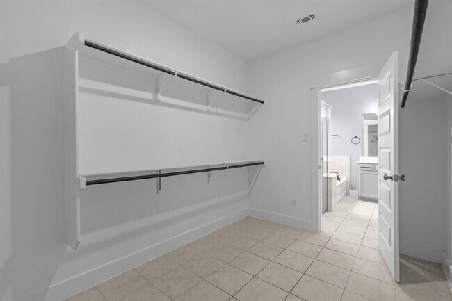 Building Photo - 525 Compania Cove