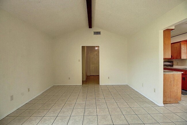 Building Photo - 2202 Saxony Dr
