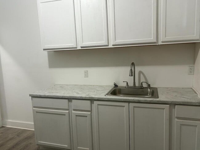 Building Photo - 2531 W Euclid St