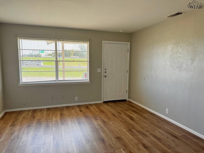 Building Photo - 1606 Central E Fwy