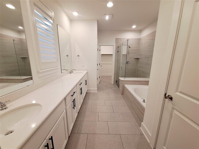 Building Photo - 1221 Brasano Pl