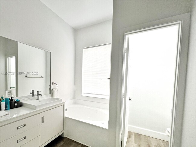 Building Photo - 1901 Cedar Ct