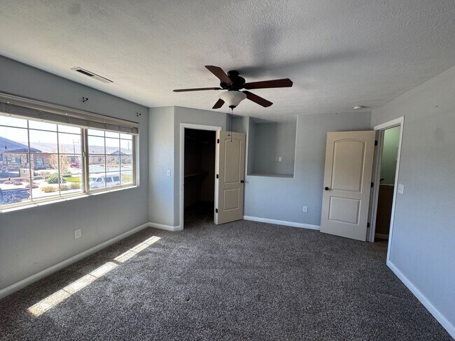 Building Photo - Charming 3 bed 2.5 bath townhome