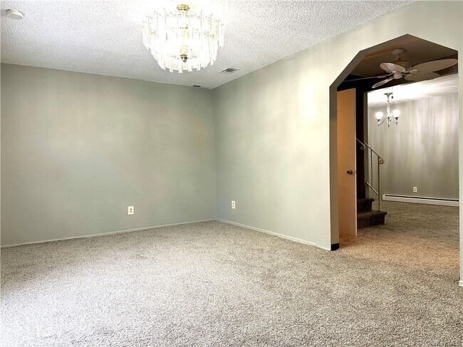 Building Photo - 210 Country Club Dr