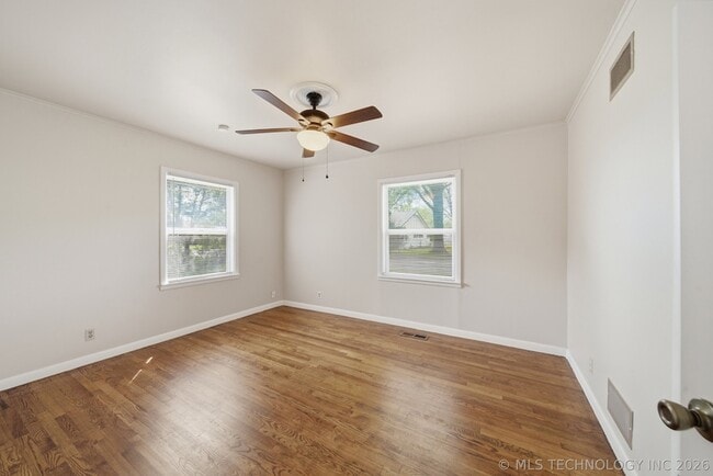 Building Photo - 805 S Cedar St