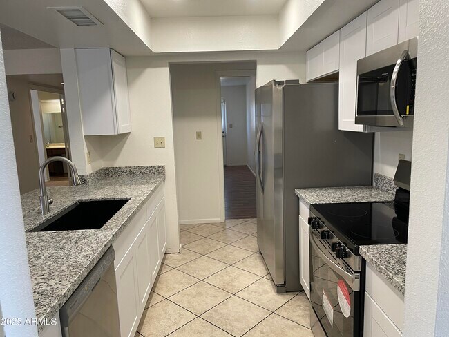 Building Photo - 10014 N 44th Dr