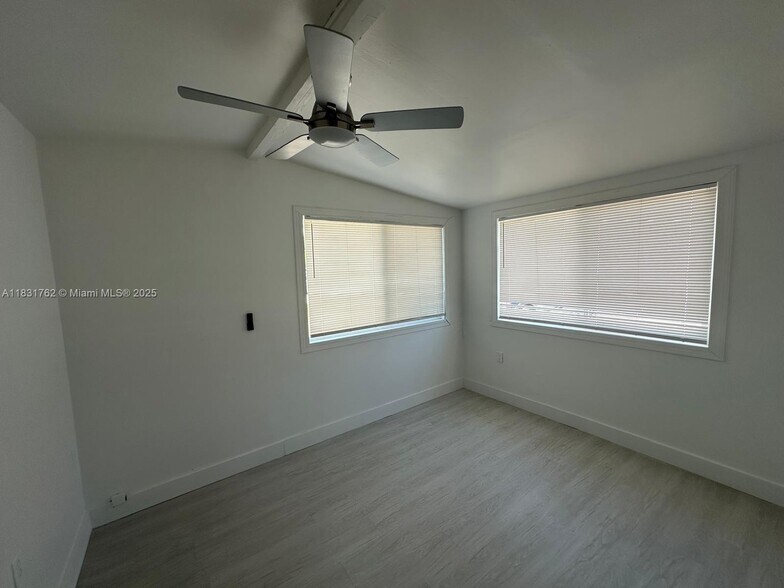 Building Photo - 1754 NE 48th Ct