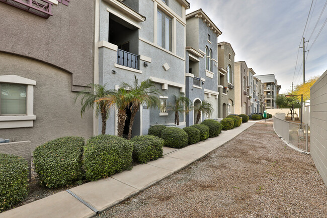 Building Photo - Tri Level, 2bd, 2.5ba condo