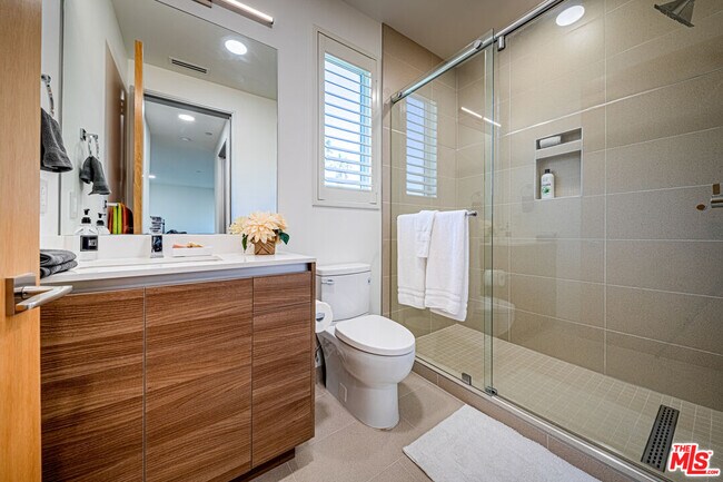 Building Photo - 6142 1/2 Lexington Ave