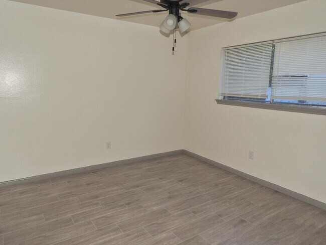 Building Photo - 408 E Coombs St