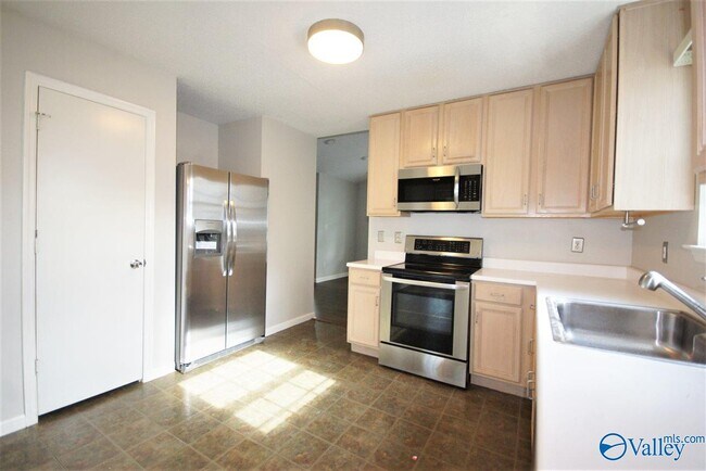 Building Photo - 252 Mountain Creek Dr