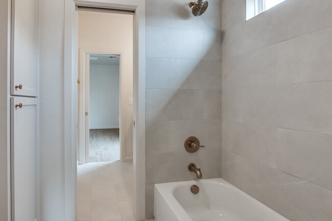 Building Photo - Urban living in Edmond