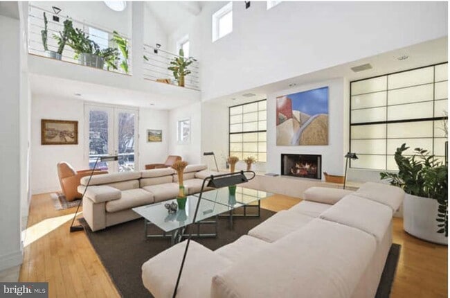 Building Photo - 4527 Q Pl NW