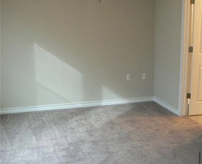 Building Photo - Modern 3 Bed and 2.5 Bath Home Near Downto...