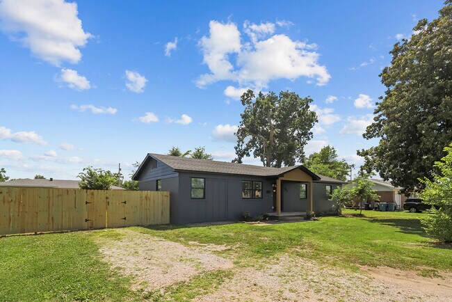 Building Photo - 809 Carson Dr