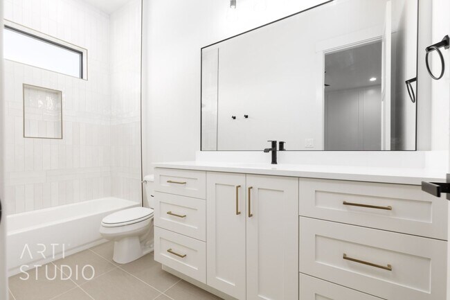 Building Photo - BRAND NEW Gorgeous 6 bed 7 bath with Pool ...