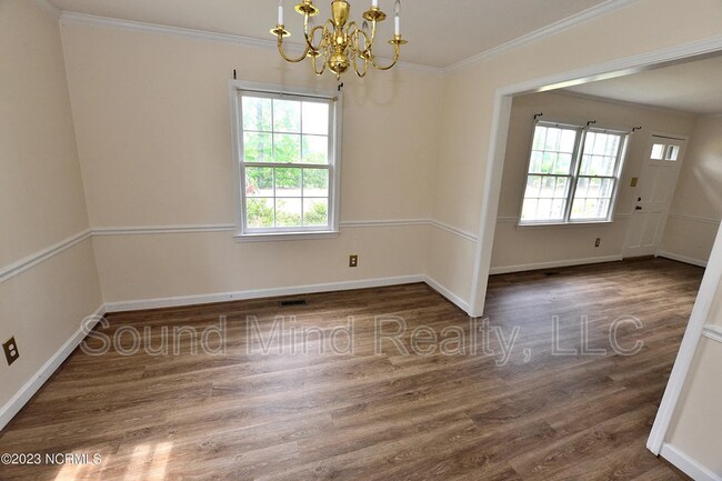 Building Photo - 1633 Country Club Rd