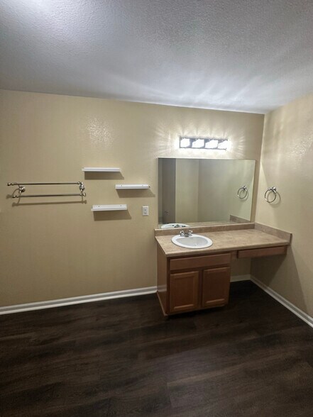 Building Photo - 136 Dormont Dr NE