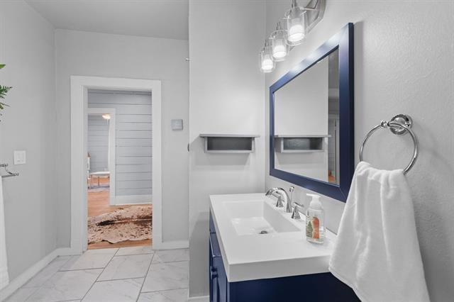 Building Photo - 915 N Center St