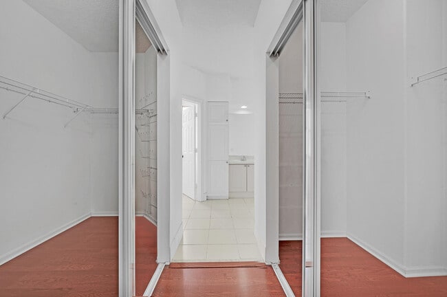 Building Photo - 5878 Bay Hill Cir