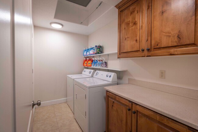 Building Photo - Torino Tower - 913