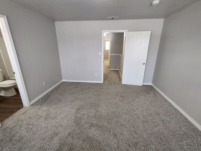 Building Photo - Townhouse with Attached Garage and Backyard