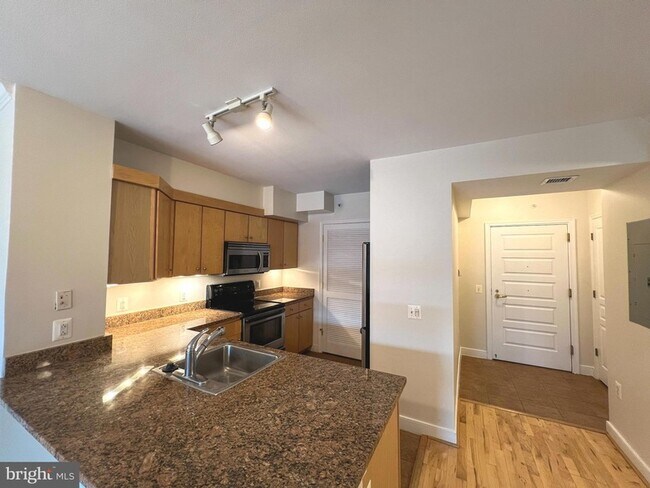 Building Photo - 616 E Street NW Unit 902
