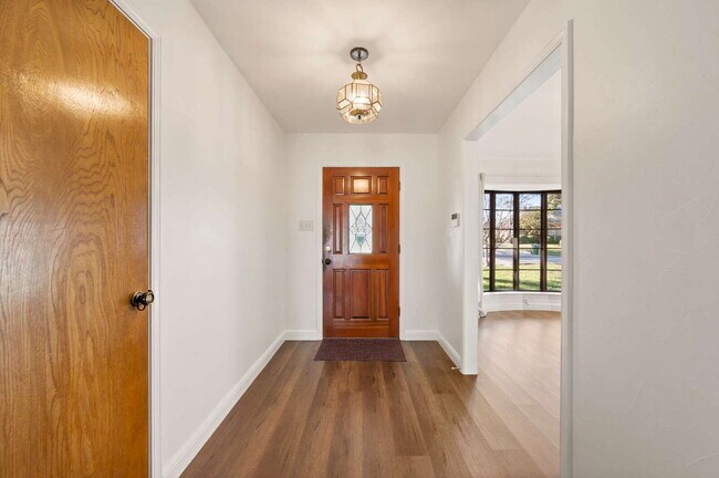 Building Photo - "Charming 3-Bed Oasis with Fireplace in the Heart of Grapevine – 2,238 Sq Ft of Comfort!"