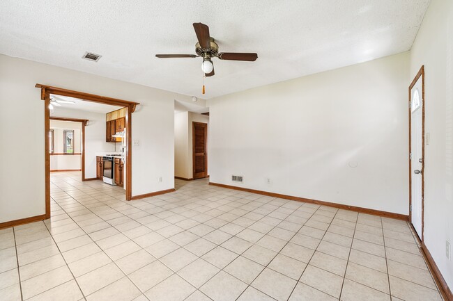 Building Photo - 2804 Briar Hill Ln SE