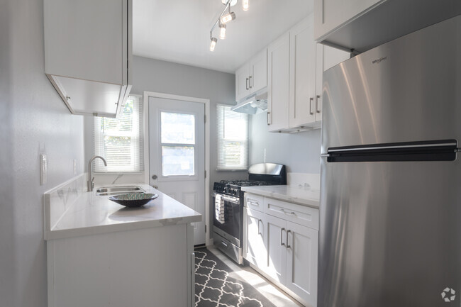 1BR, 1BA- 525SF- Kitchen - 815 Mariposa St