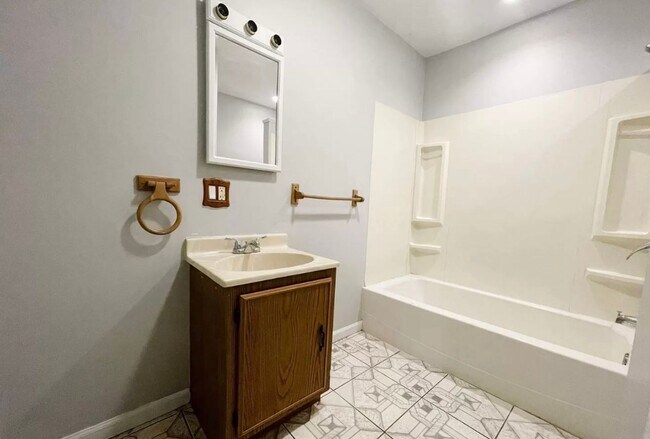 Building Photo - 2 bedroom, 1 bathroom House! Available now!
