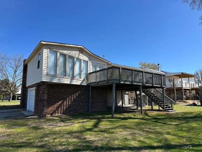 Building Photo - 3 Bedroom Canal Front