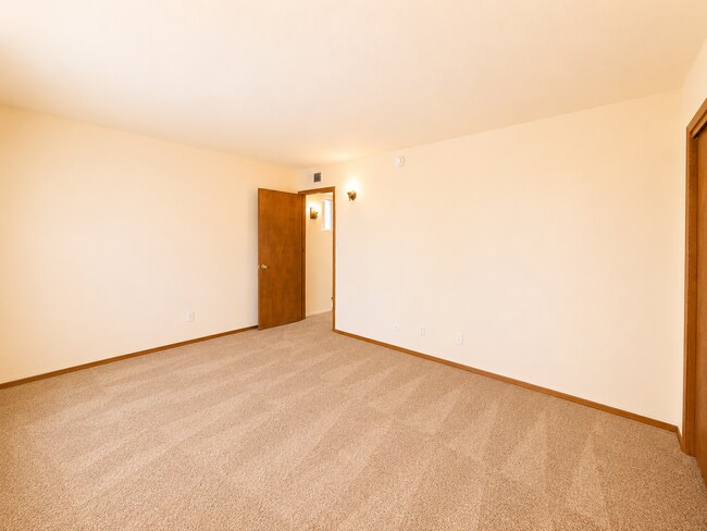 Building Photo - 23 Lakeshore Dr NE